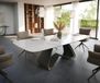 Edge Boot 260x120 cm Céramique Onyx Champagne piètement en W Métal Finition effet Titan Table à manger