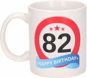 Bellatio Decorations Beallatio Decorations - 82 jaar Verjaardag koffiemok - cadeau beker - stopbord print met happy birthday - 300 ml - keramiek - wit