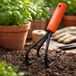 BLACK+DECKER Handcultivator Combi System - Cultivator met Drie Tanden - Tuinwoeler voor Losmaken van Grond - Cultivator voor Borders en Plantenbakken - Oranje Zwart