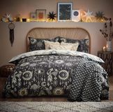 furn. Constellation dekbedovertrekset - hemelstelsel-print met sterren en manen, omkeerbaar polykatoenen beddengoed (houtskool/crème - kingsize)