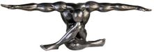 Gilde handwerk Sculptuur mannelijke atleet - Alter ego beeldje - Atletische man - Zilverkleurig - Polyresin - 60 cm breed - "Cliffhanger"