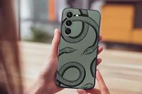 Personalaizer Flexibele beschermhoes voor iPhone 13, zwarte slangen met glanzende afwerking