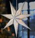 BRUBAKER 3D Hangende Kerstster - Raampapier Ster met E14 Voet - 60 cm Advent Ster met Decopatroon - Kerst Lichtster Set met 3,5 m Kabel - Ophangen - Zilver