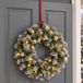 Merkloos Besneeuwde kerstkrans - D45 cm - met verlichting - incl. deurhanger rood - 29,5 cm