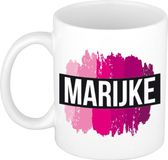 Bellatio Decorations Marijke naam cadeau koffie mok - beker - met roze verfstrepen - Cadeau collega - moederdag - verjaardag - juf - coach - 300 ml - wit