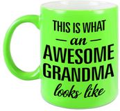 Bellatio Decorations Shoppartners Bv This is what an awesome grandma looks like cadeau mok / beker - 330 ml - neon groen - verjaardag - kado mok / beker