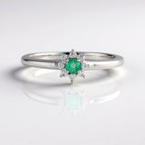 Cavill - Elegante Zilveren Ring 925 Sterling met Colombiaanse Smaragd 0,065 ct Rond Prong Zirkonia - Tijdloze Damesring Groen Edelsteen
