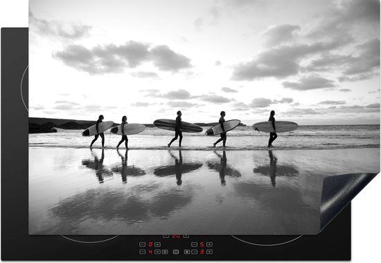 KitchenYeah® Inductie beschermer 77x51 cm - Surfers langs het strand - zwart wit - Inductiebeschermer