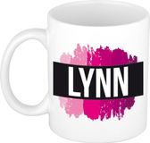 Bellatio Decorations Lynn naam cadeau koffie mok - beker - met roze verfstrepen - Cadeau collega - moederdag - verjaardag - juf - coach - 300 ml - wit