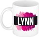 Bellatio Decorations Lynn naam cadeau koffie mok - beker - met roze verfstrepen - Cadeau collega - moederdag - verjaardag - juf - coach - 300 ml - wit