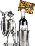BRUBAKER Porte-bouteille de vin "Grande Pêche" Pêcheur avec Poisson, Canne à Pêche et Seau - Porte-bouteille de vin en métal - Cadeau de vin de poisson de 30 cm - Porte-bouteille décoratif avec carte de vœux - Étagère à vin