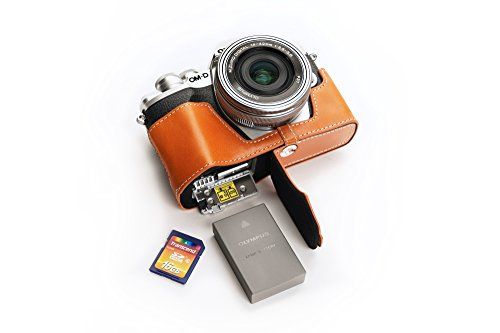 TP Handgemaakte, echt lederen halve camerahoes voor Olympus OM-D E-M10 Mark III onderkant open zandbruine kleur