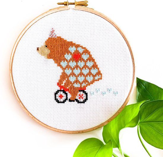 Studio Koekoek Beer op Fiets borduurpakket - geboorte borduurpakketten voor kinderkamer - Circus beer borduren - modern borduurpatroon inclusief borduurring en DMC garen