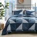 Woolrich Olsen 3-delige omkeerbare beddengoedset, effen landhuisstijl, licht dekbed voor het hele jaar, comfortabel beddengoed, bijpassende kussenslopen, tweepersoonsbed/groot bed, geometrisch patroon in blauw