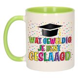 Bellatio Decorations Geslaagd cadeau mok - groen - Geweldig Geslaagd - Ca. 300 ml
