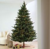 Our Nordic Christmas Kentucky Deluxe verlichte kunstkerstboom - 243 cm - Donkergroen - Ø163 cm - 2762 tips - 1050 ledlampjes
