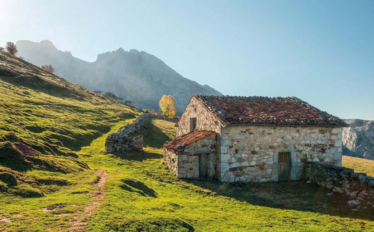 KOMAR Picos de Europe Alm Vlies Fotobehang 450x280cm 9-banen - 4055065111648