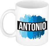 Bellatio Decorations Antonio naam cadeau koffie mok - beker - met blauw verfstrepen - Cadeau collega - vaderdag - verjaardag - meester - coach - 300 ml - wit