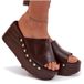 Farinelle Chaussures femme usage quotidien, avec semelle plateforme et compensée, ornées de clous dorés. Couleur : marron chocolat. Taille : 39