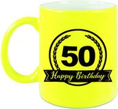 Bellatio Decorations Shoppartners Bv Happy Birthday 50 years cadeau mok / beker met wimpel - 330 ml - neon geel - Abraham / Sarah - verjaardagscadeau