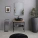Kiamami Valentina - Chevalet métallique noir avec étagère en verre 60 cm, plateau chêne naturel, miroir 60 x 80 cm et lampe LED, style industriel Manchester