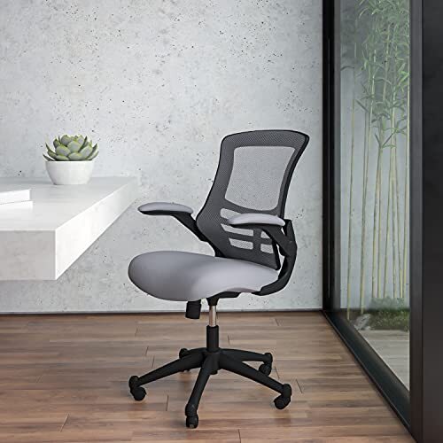 Flash Furniture Donkergrijze draaiende LeatherSoft werkbureaustoel met middelhoge rugleuning van gaas en opklapbare armleuningen