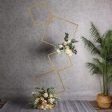 Gouden decoratieve bloemenstandaard