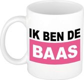Bellatio Decorations Ik ben de baas koffiemok / drinkbeker - wit/roze - 300 ml - cadeau bazin