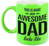 Bellatio Decorations Shoppartners Bv This is what an awesome dad looks like cadeau mok / beker - 330 ml - neon groen - Vaderdag / verjaardag - koffiemok / theebeker