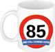 Bellatio Decorations Koffie mok / cadeau beker - 85 jaar - verjaardag - still looking good - wit - stopbord - 300 ml - keramiek