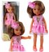 LEAN TOYS Pop met een roze jurk, lang bruin haar en een bloemversiering