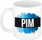 Bellatio Decorations Pim naam cadeau koffie mok - beker - met blauw verfstrepen - Cadeau collega - vaderdag - verjaardag - meester - coach - 300 ml - wit