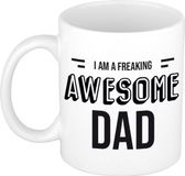 Bellatio Decorations Shoppartners Bv Papa cadeau mok / beker met tekst I am a freaking awesome dad - kado mokken / bekers - Cadeau papa/ vader