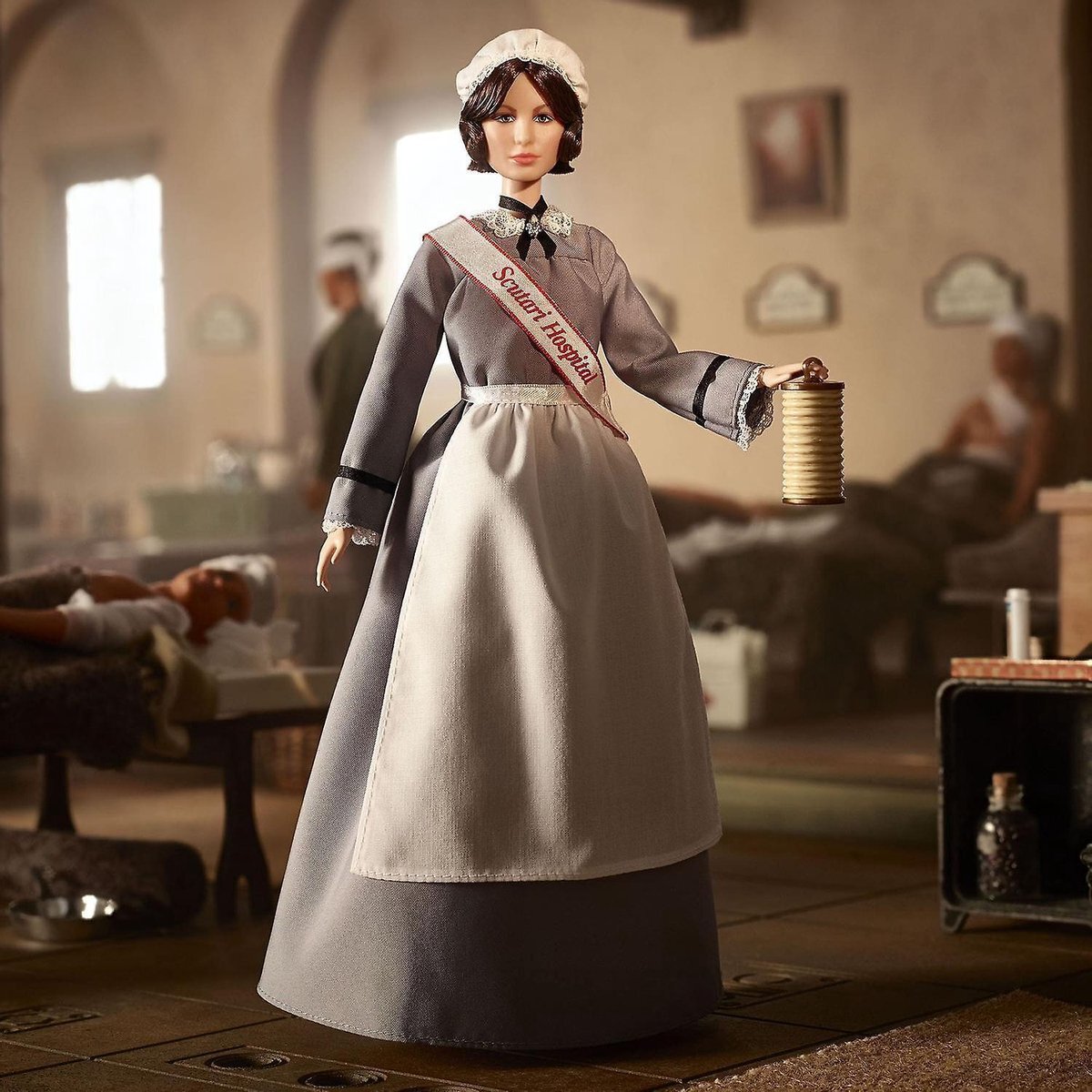 Barbie GHT87 Florence Nightingale Inspirerende Vrouwen Pop