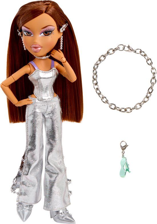 Bratz MGA Bratz Charmz Yasmin - modepop met bedelarmband en accessoires