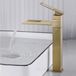 Merkloos Hoge wastafelkraan met watervaluitloop, 360° draaibaar, geborsteld goud, warm en koud water