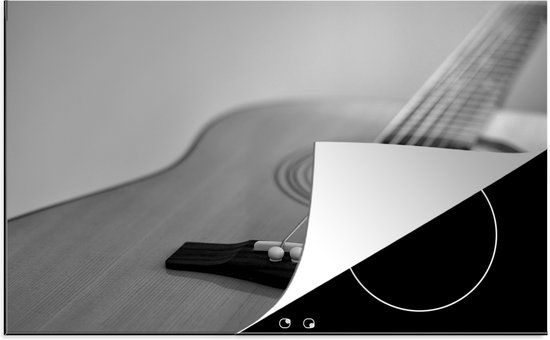 KitchenYeah® Inductie beschermer 77x51 cm - Schuine kijk op een akoestische gitaar - zwart wit - Inductie kookplaat accessoire