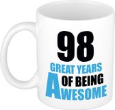 Bellatio Decorations Shoppartners Bv Verjaardag 98 jaar Koffiemok Cadeau - Great years of being awesome - wit/blauw - beker - Jubileum - voor heren - mannen