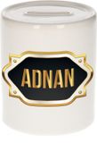 Bellatio Decorations Shoppartners Bv Spaarpot met voornaam Adnan - wit - met goud/zwart embleem - 8 x 9 cm - keramiek - met afsluitdop - cadeau verjaardag