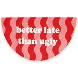 Fisura – Deurmat “Better late” van kokos met antislip PVC-bodem. Handgeschilderde roze mat met grappige boodschap. Deurmat voor je ingang. Maat: 70 cm x 40 cm.