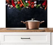 KitchenYeah Spatscherm keuken 80x55 cm - Groente - Kruiden - Specerijen - Zwart - Aluminium