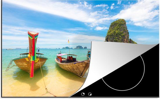 KitchenYeah® Inductie beschermer 77x51 cm - Lange boten op een strand in Krabi - Inductie kookplaat accessoire