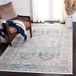 Safavieh Modern geweven rechthoekig tapijt, Shivan collectie, SHV727, in blauw/goud, 122 x 183 cm