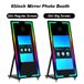 Deux cabines photo miroir de 65 pouces, équipées de caméras et d'imprimantes ; une cabine photo self-service portable avec un miroir magique