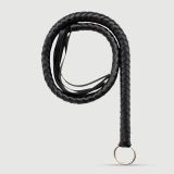 Flogger Peitsche mit Metallring und geflochtenem Griff - Schwarz