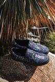 Inkkas Loomi dames Vegan Slip On – comfortabele slip-on sneaker met lemuren & nachthemel – zwart/pastel – lichtgewicht & 100% Vegan, maat 42