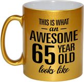 Bellatio Decorations This is what an awesome 65 year old looks like cadeau gouden mok / beker - 330 ml - verjaardag - kado koffiemok / theebeker