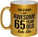 Bellatio Decorations This is what an awesome 65 year old looks like cadeau gouden mok / beker - 330 ml - verjaardag - kado koffiemok / theebeker