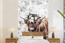 Nr1Wallpaper Behang - Fotobehang Schotse Hooglander - Zwart - Wit - Bloemen - Breedte 155 cm x hoogte 240 cm