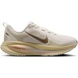 Nike Vomero 18 Neutrale schoen - crème, goud, Maat 38
